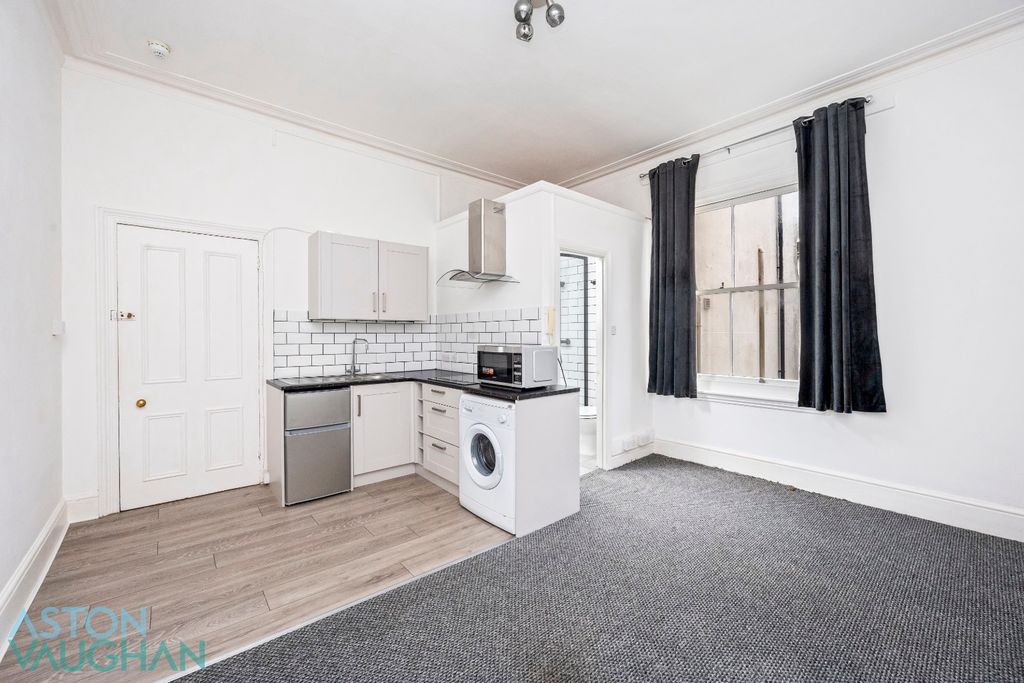 Property photo 2 of 8 4698951