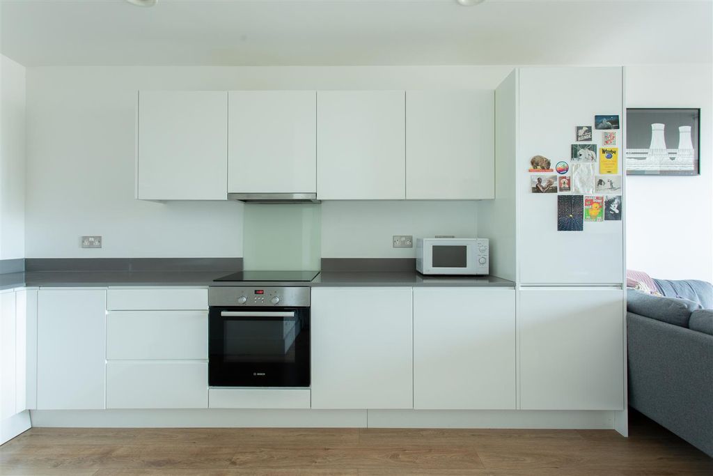 Property photo 2 of 24 Kingsland High Street, E8