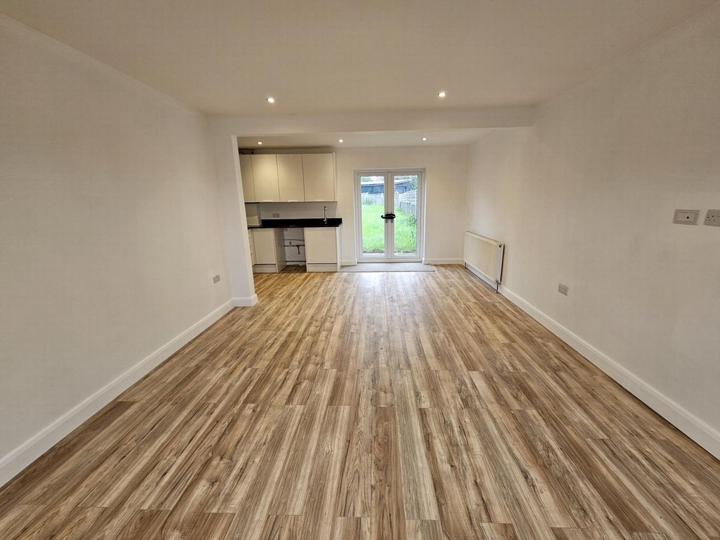 Property photo 2 of 12 Photo 6