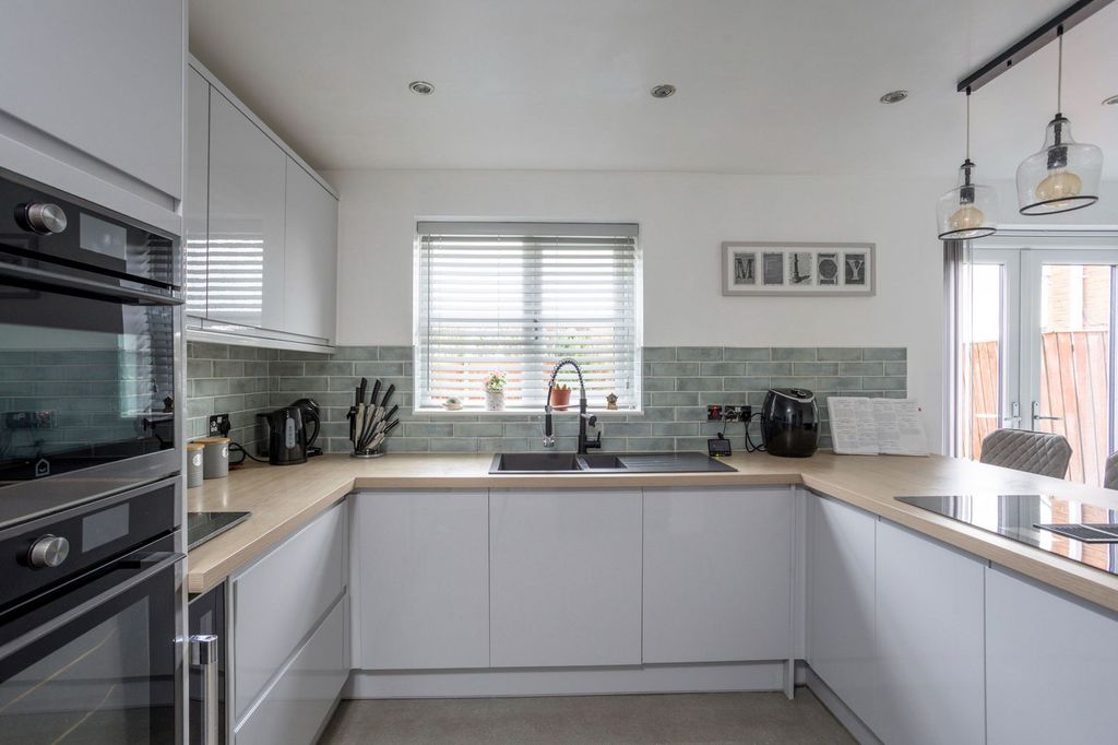 Property photo 3 of 22