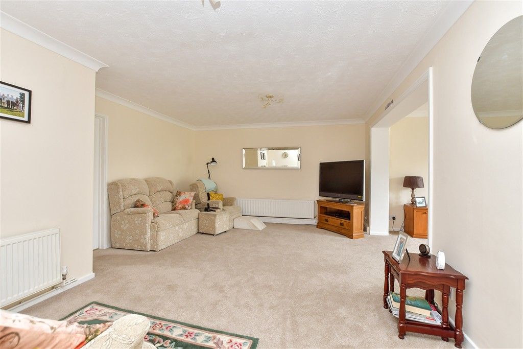 Property photo 3 of 9 Lounge