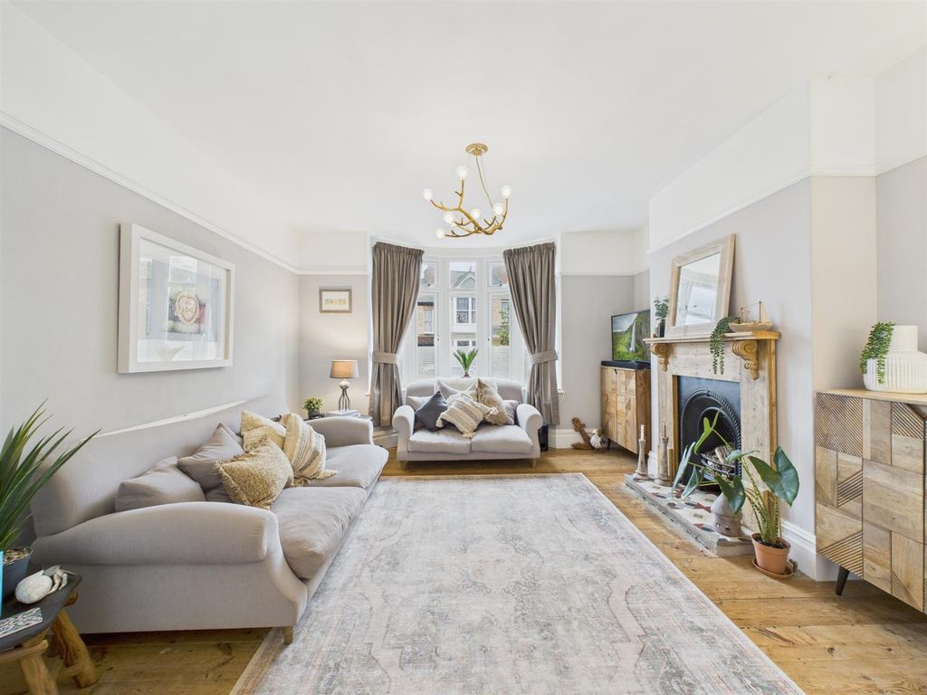 Property photo 3 of 14 Lounge