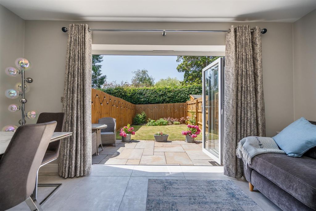 Property photo 2 of 14 4 Kingsley Gardens_7.Jpg