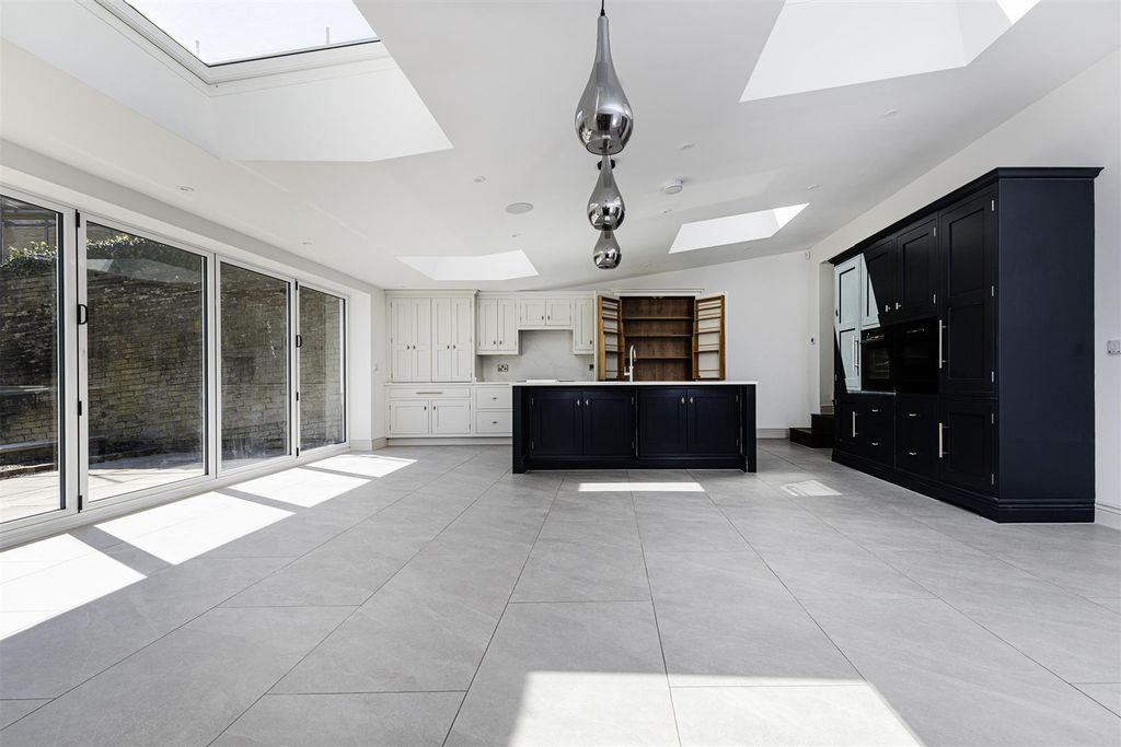 Property photo 2 of 89