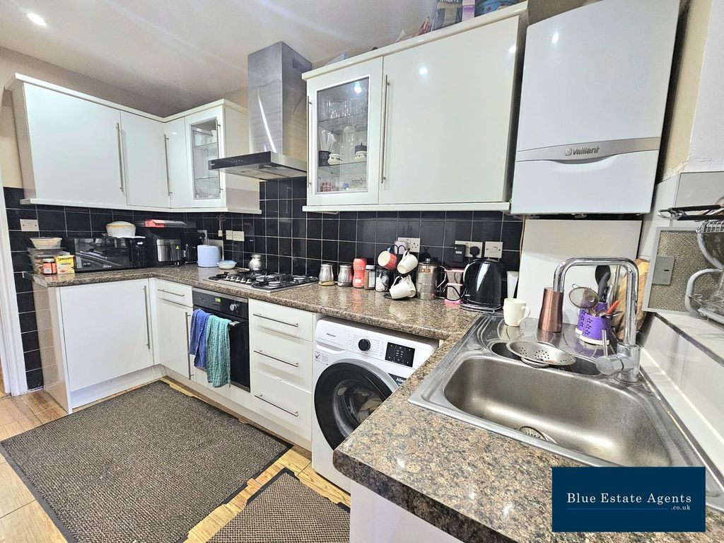 Property photo 3 of 11 Kitchen