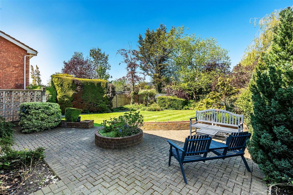 Property photo 2 of 19 16-Warwick-Gardens-1.Jpg
