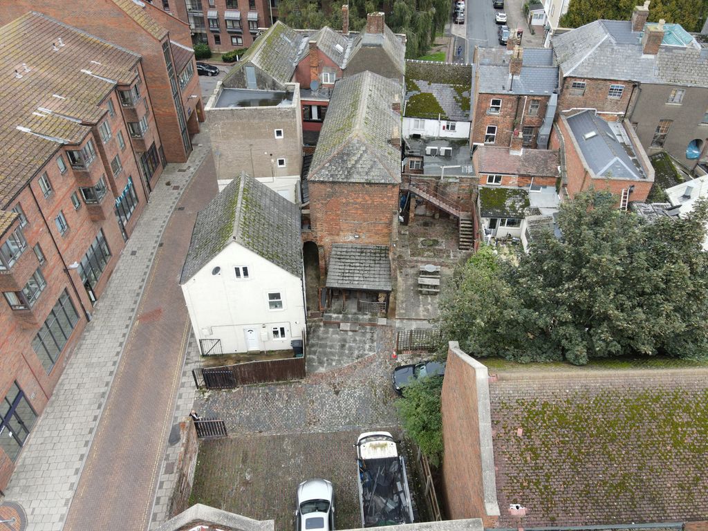 Property photo 2 of 32