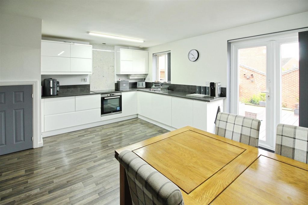 Property photo 3 of 21 Kitchen/Diner