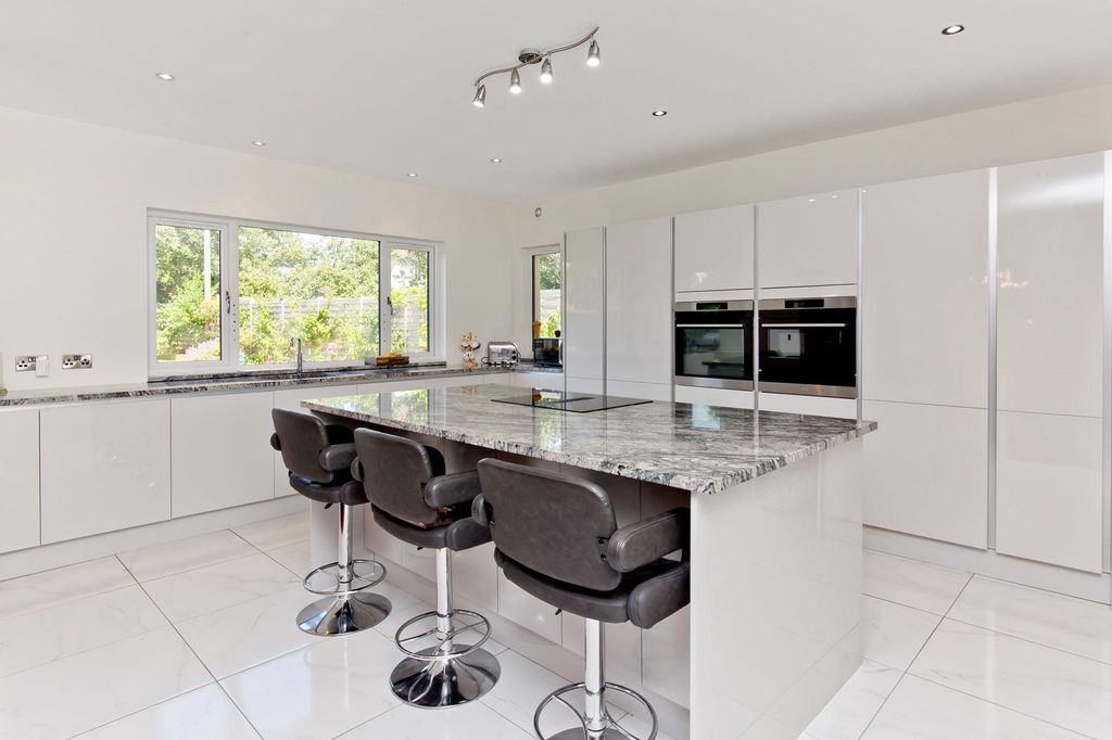 Property photo 3 of 35 Image