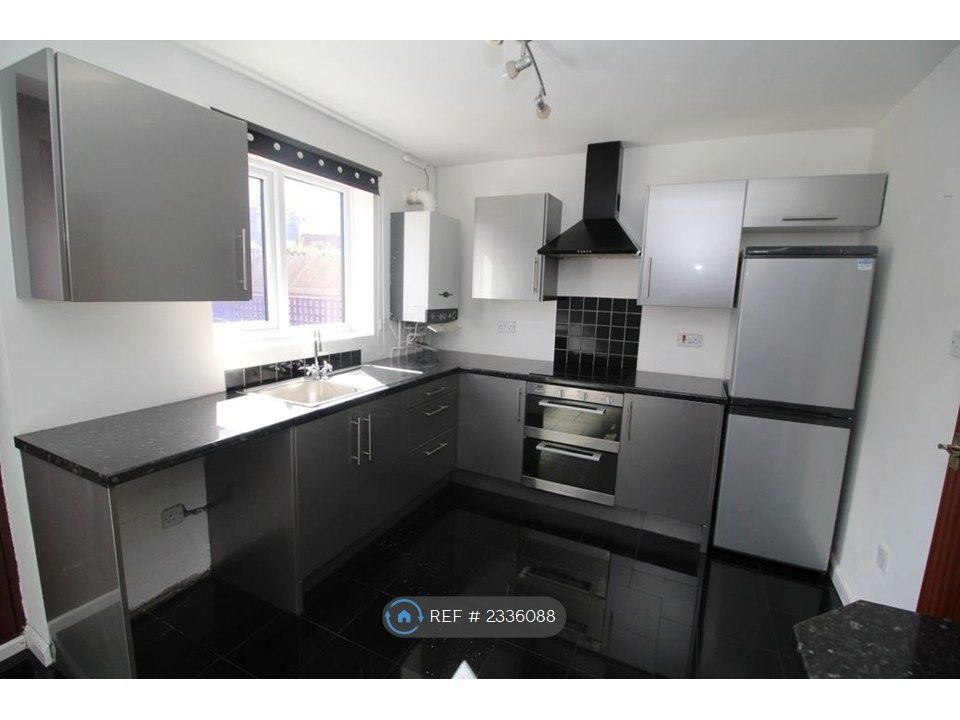 Property photo 3 of 8 Kitchen 1