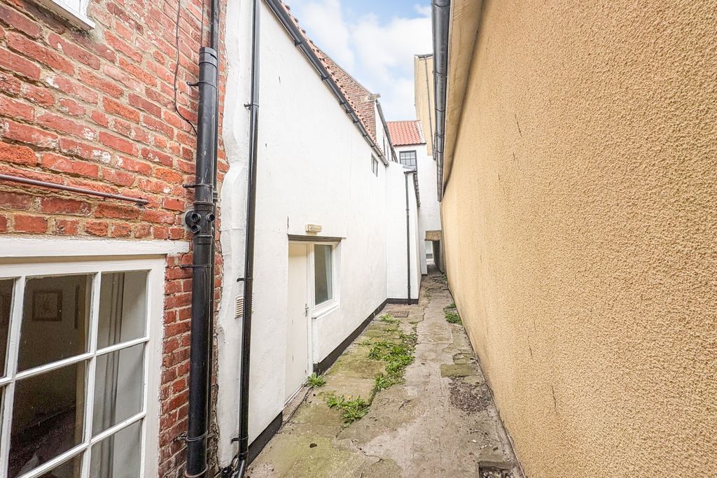 Property photo 2 of 14 28 Baxtergate, Whitby, Yo21 1Bw
