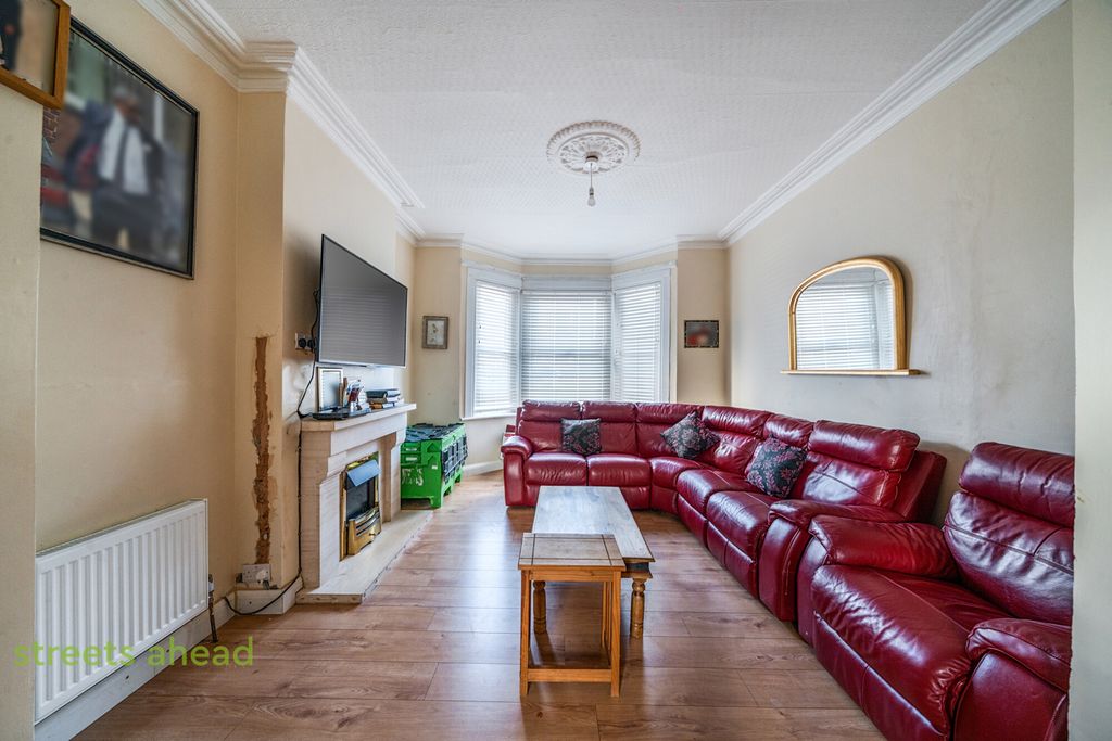 Property photo 2 of 20 41432A83-B1A4-4Bc...
