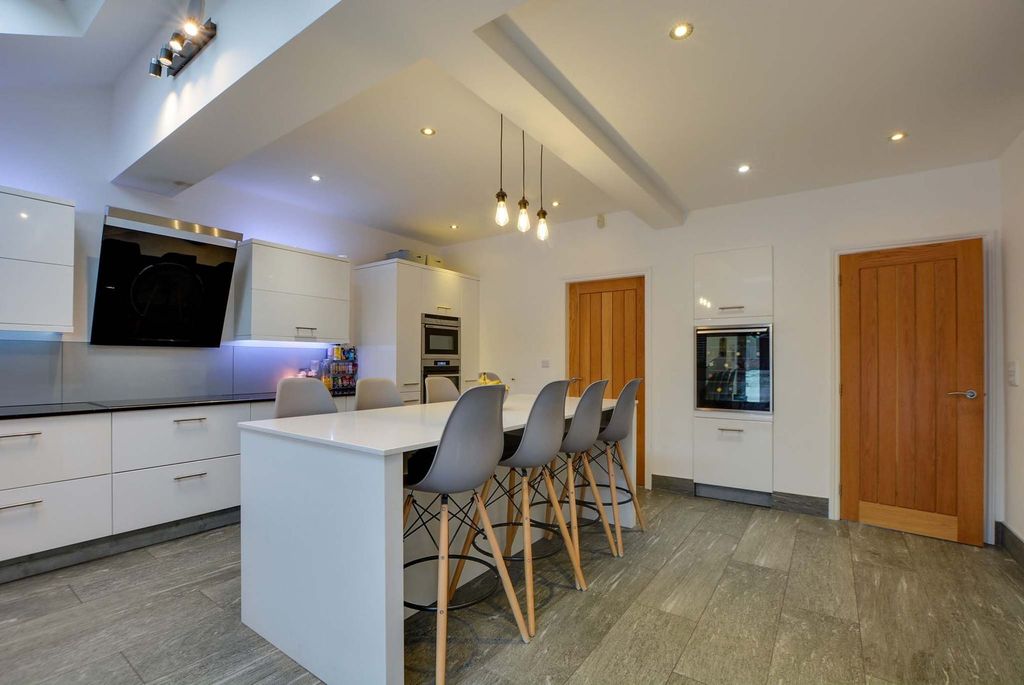 Property photo 3 of 34