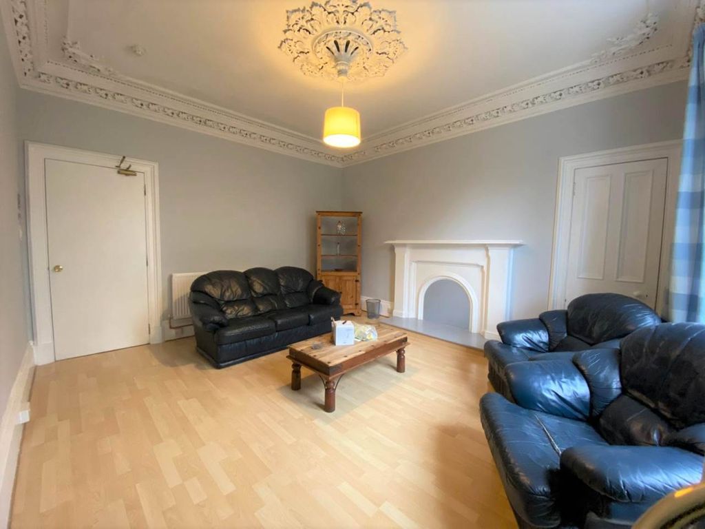 Property photo 3 of 19 Livingroom
