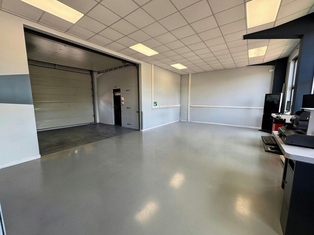 Property photo 3 of 12 2Ebv - Showroom 2.Jpg