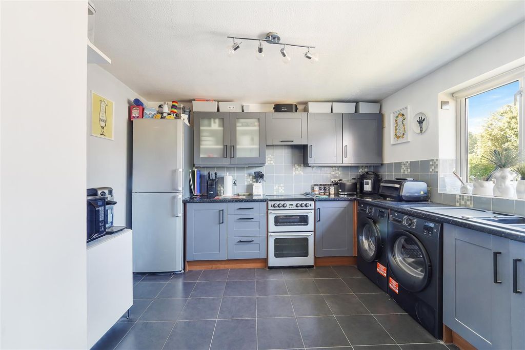 Property photo 2 of 16 Tonbridge Close, 19 (6).Jpg