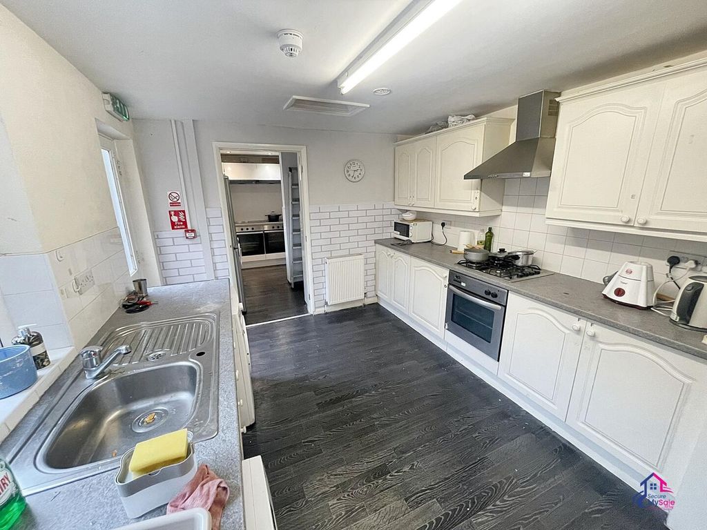 Property photo 2 of 10 Kitchen