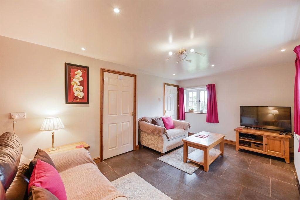 Property photo 3 of 15 Lounge: