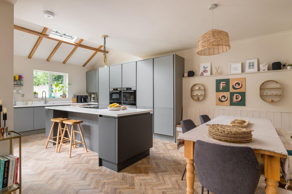 Property photo 3 of 34