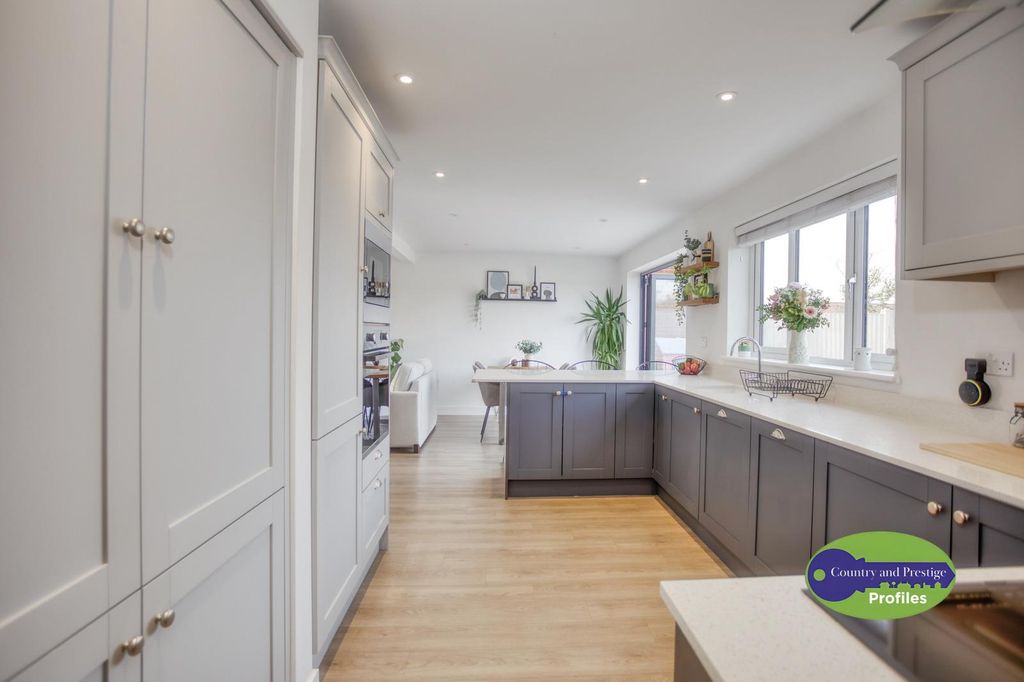 Property photo 3 of 48 312 Rugby Rd Hinckley (15).Jpg