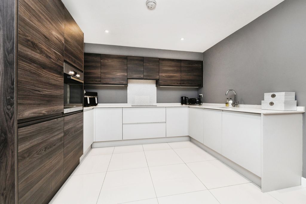 Property photo 3 of 11 Integrated Kitchen