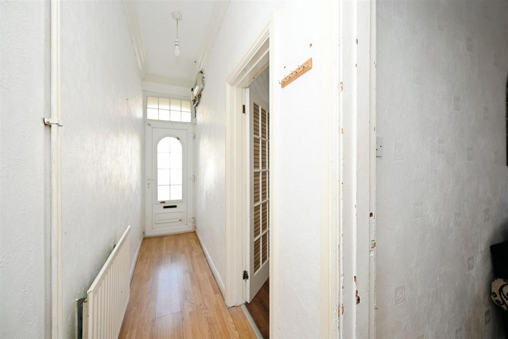 Property photo 2 of 18 Entrance Hall