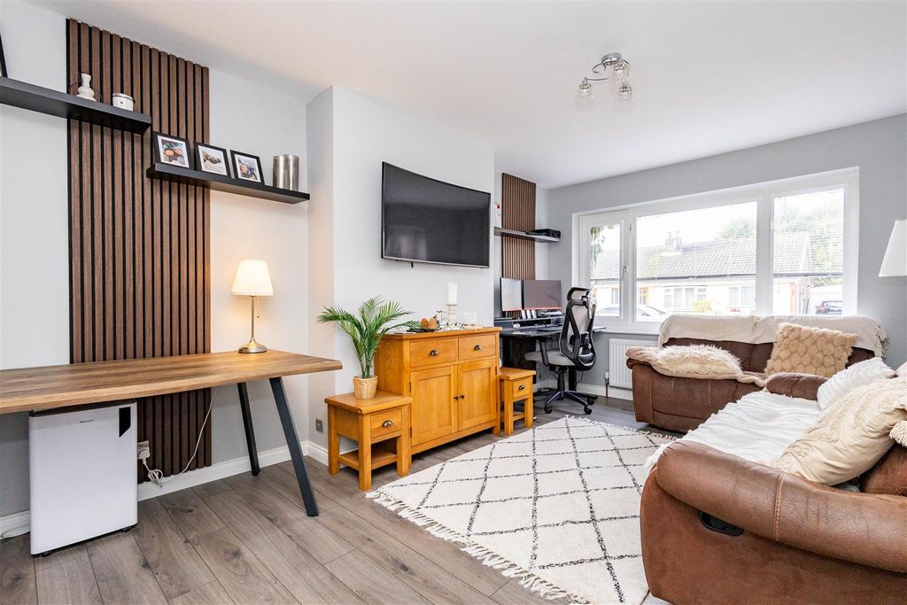 Property photo 2 of 16 Lounge