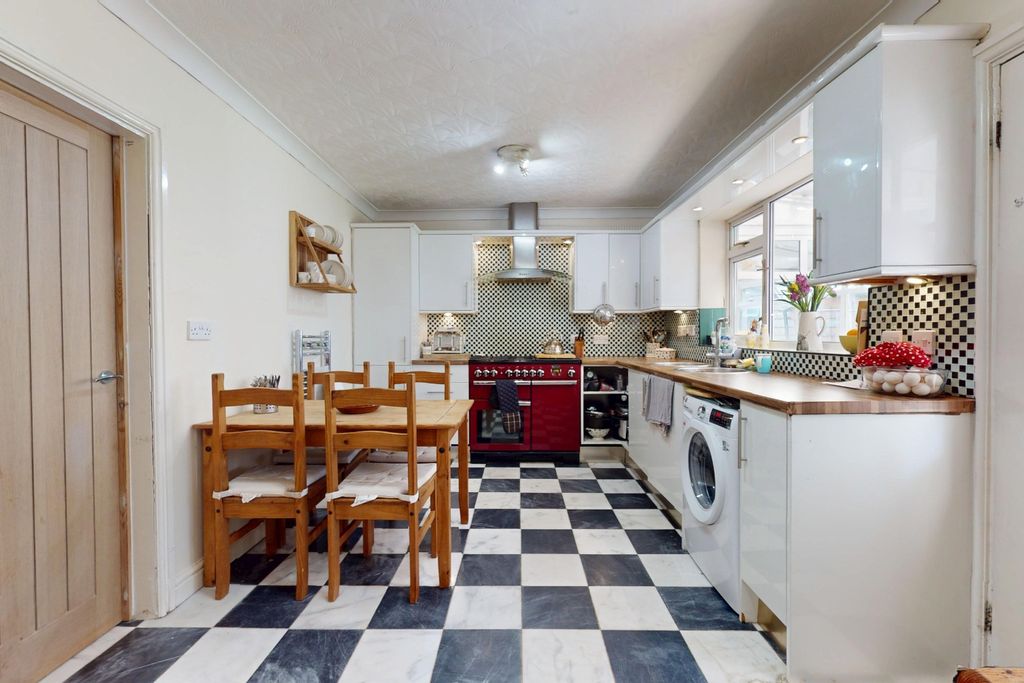 Property photo 2 of 24 4936831