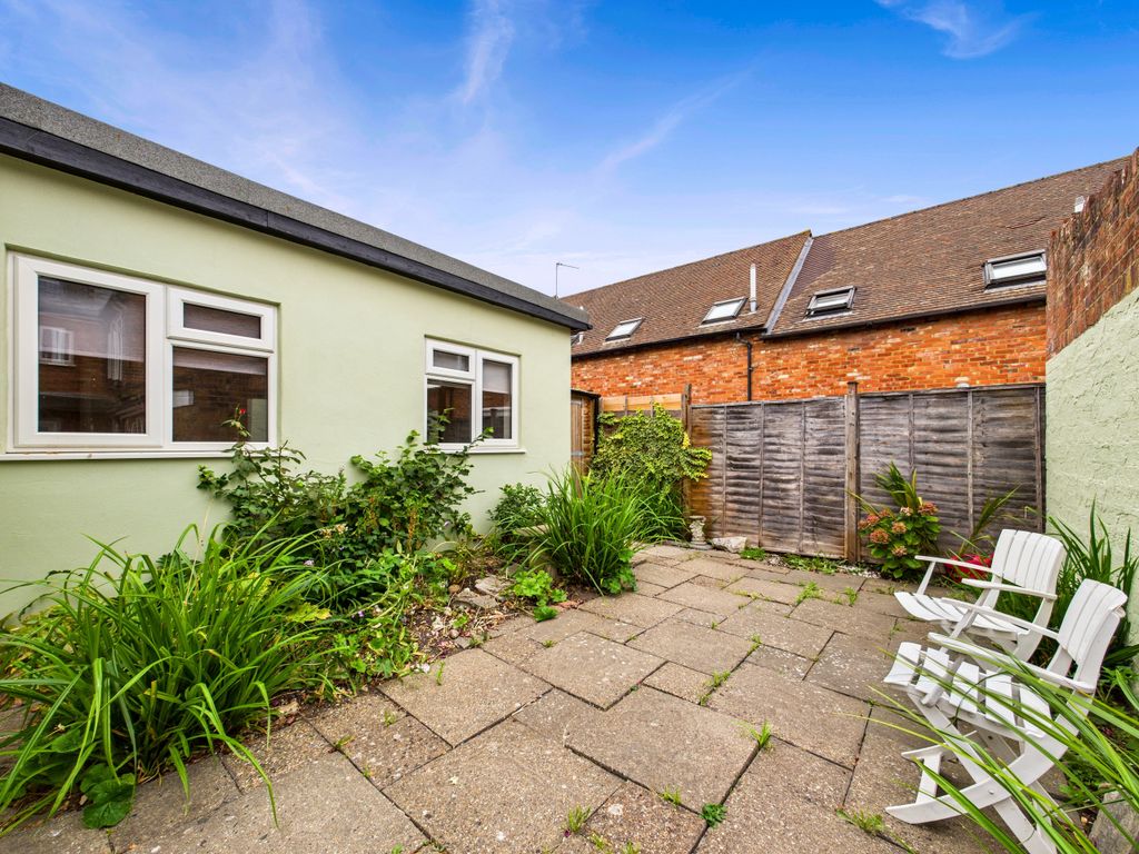 Property photo 3 of 13 Cam01354G0-Pr0580-Still010