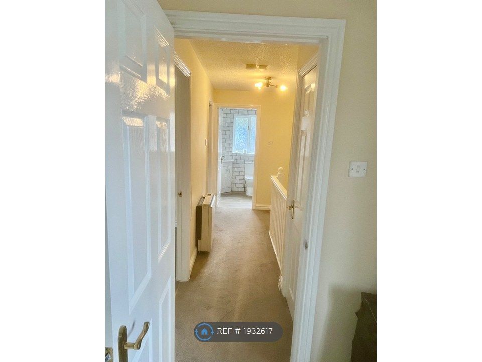 Property photo 3 of 9 Hallway