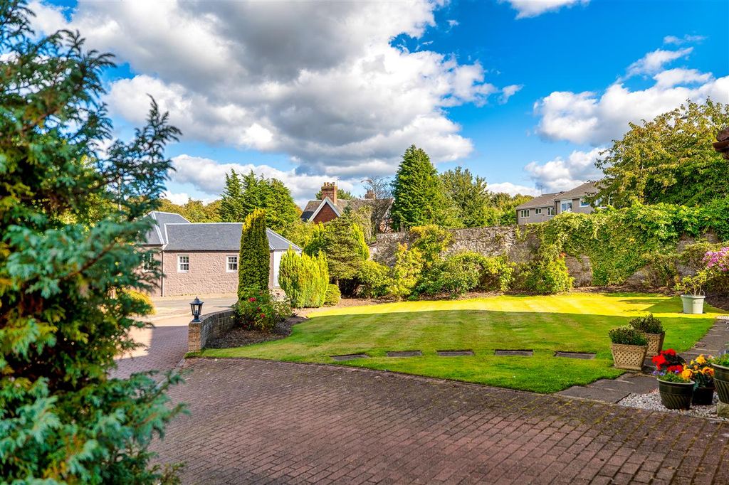 Property photo 2 of 31