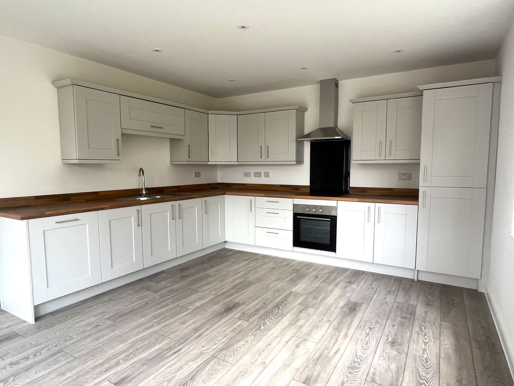 Property photo 2 of 11 Kitchen