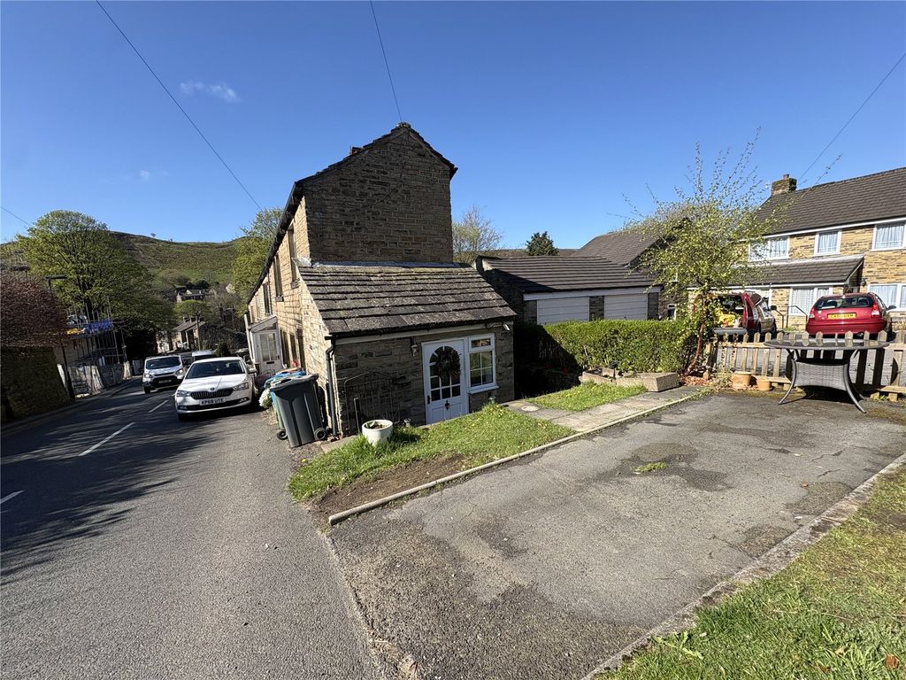 Property photo 2 of 9 Drievway