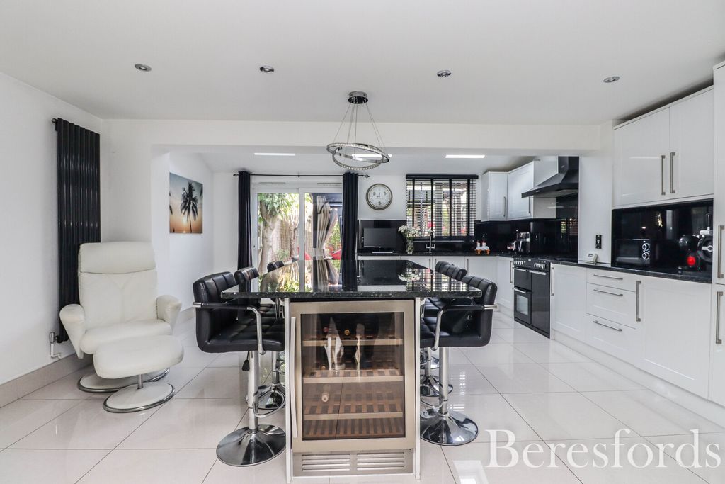 Property photo 3 of 21 Picture 3