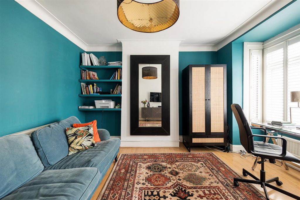 Property photo 2 of 10 Waverley Road, E17