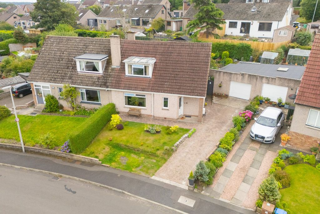 Property photo 2 of 28