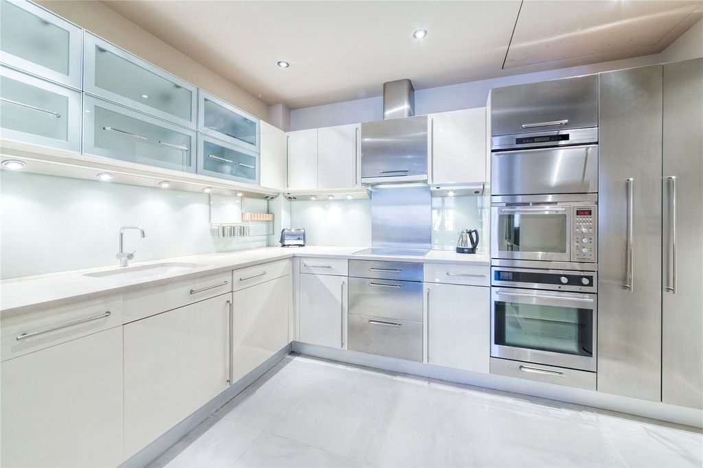 Property photo 3 of 9 Kitchen