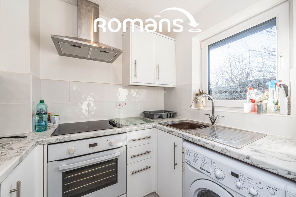 Property photo 3 of 10 Kitchen