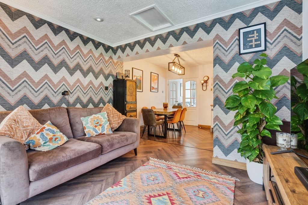 Property photo 3 of 25 Pbox-Img.Jpg