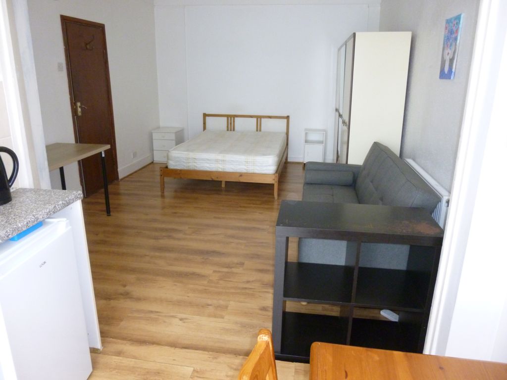 Property photo 1 of 4 Bedsit In Finchley
