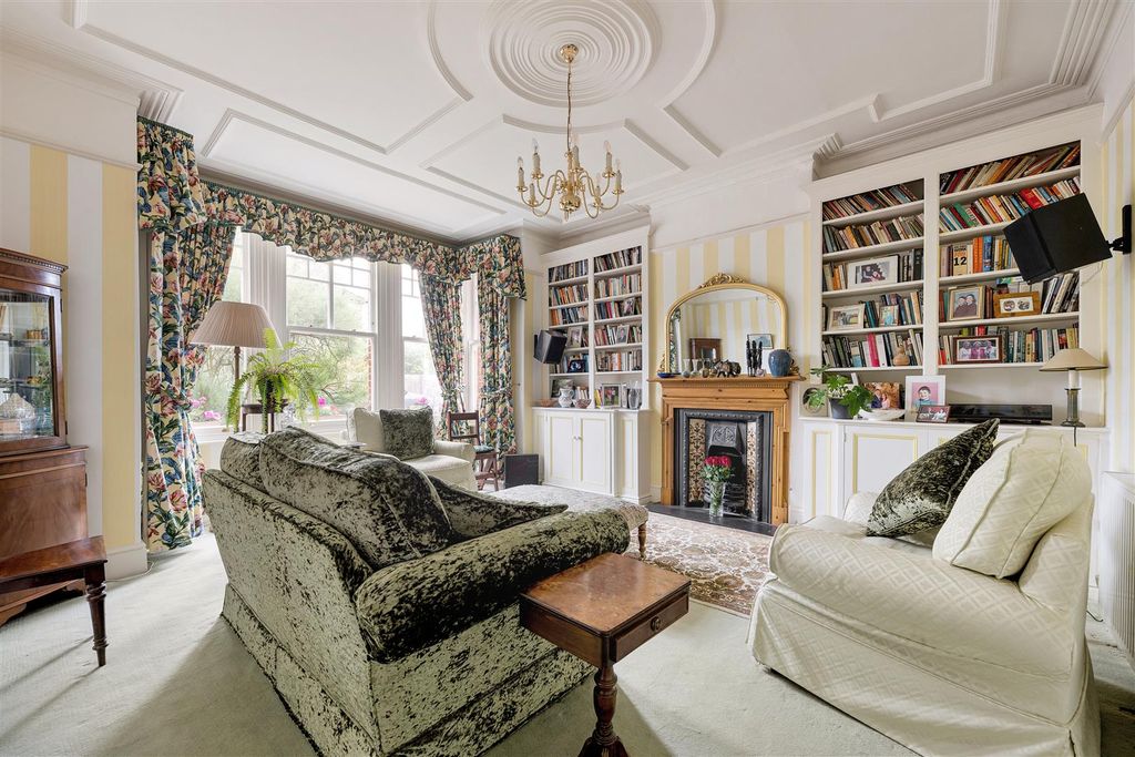 Property photo 2 of 45 Buckingham Road, E11
