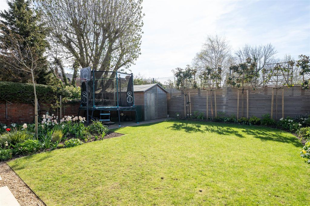 Property photo 2 of 27 260406 - 24 Merton Road, Bedford - 27.Jpg
