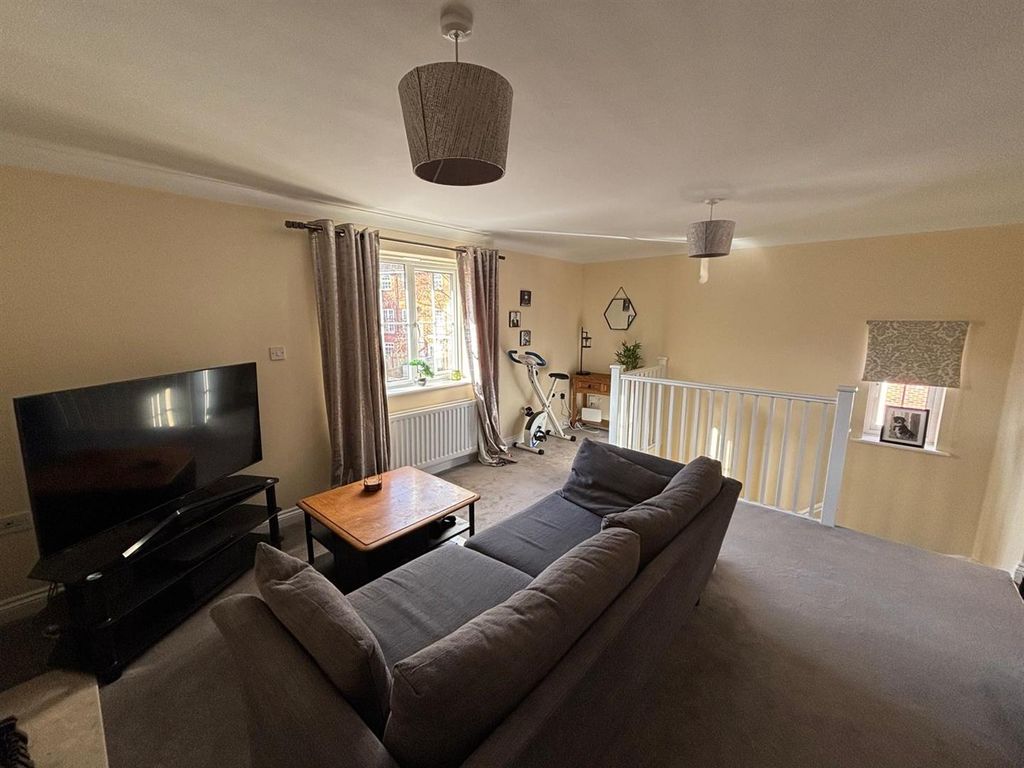 Property photo 3 of 6 6 Trent Bridge Close Lounge Photo.Jpg