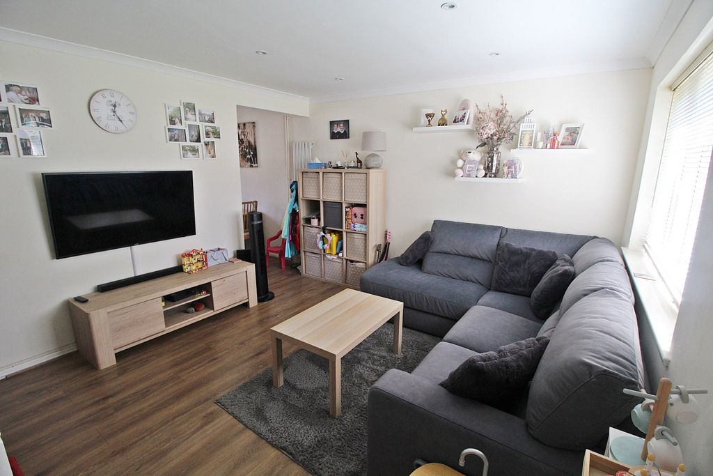 Property photo 3 of 13 4932236