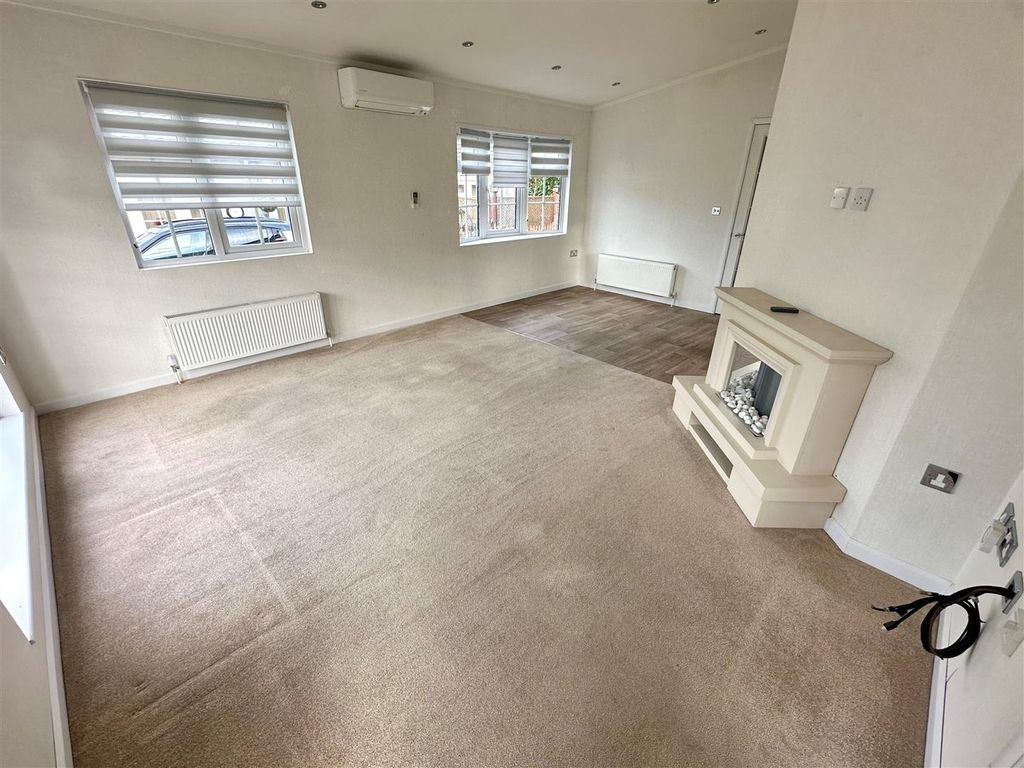 Property photo 2 of 15 Lounge