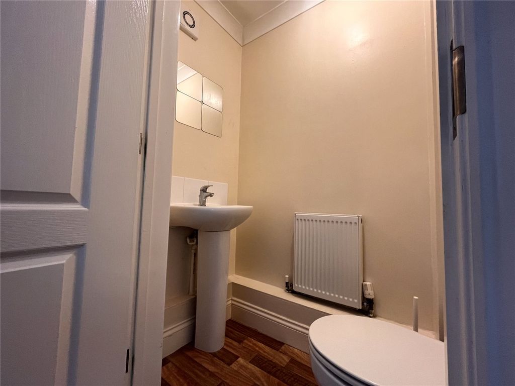 Property photo 3 of 9 Cloakroom