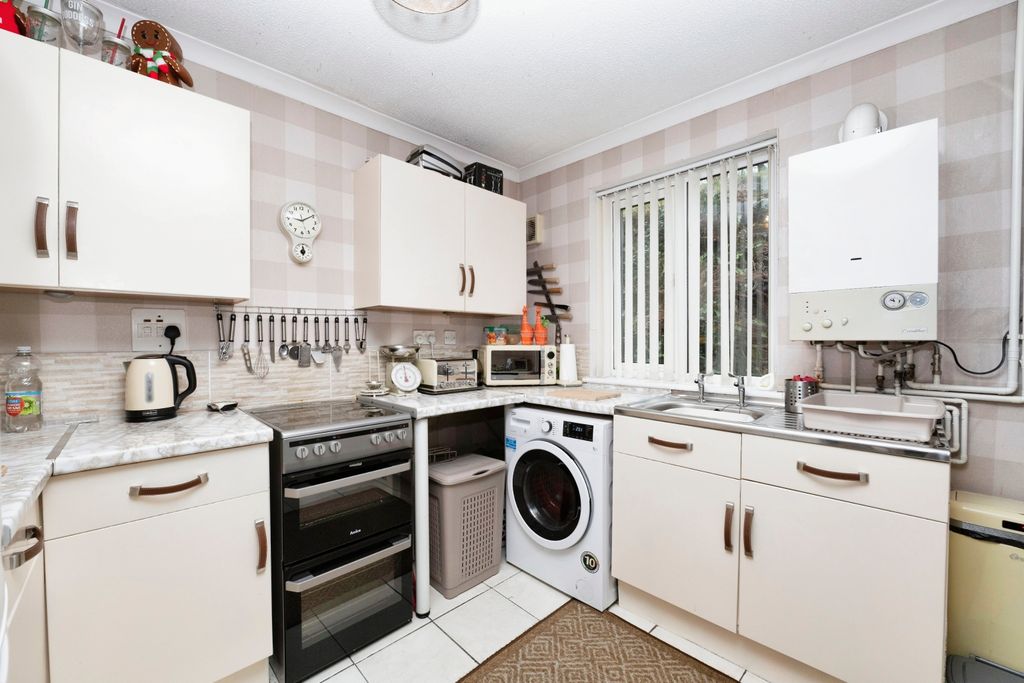 Property photo 3 of 17 Kitchen