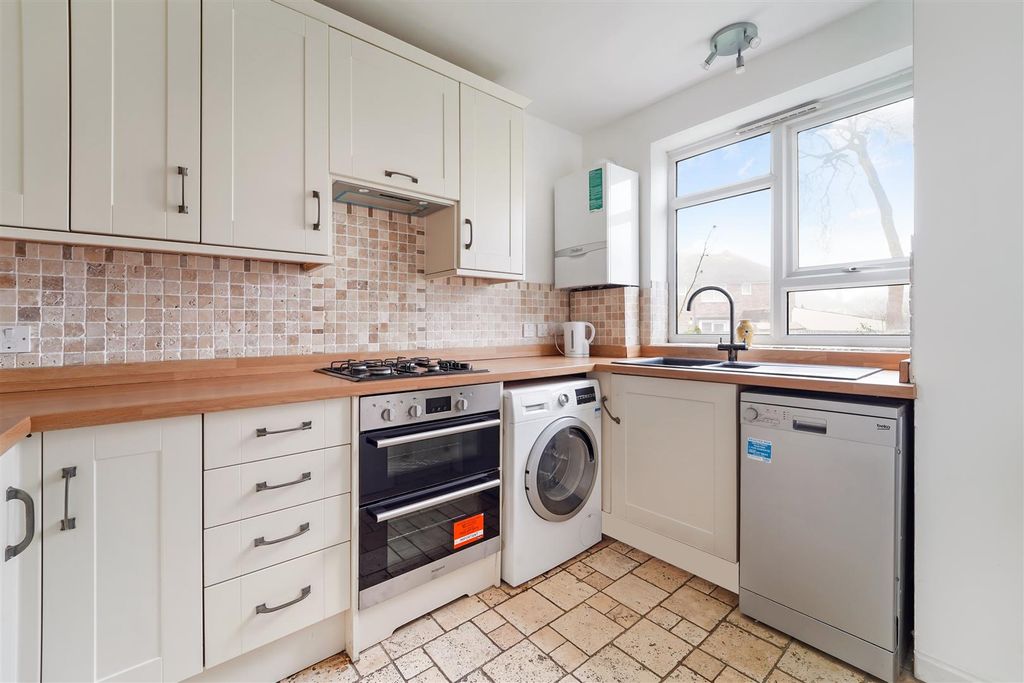 Property photo 2 of 20 Courtlands Crescent, 58 (4).Jpg