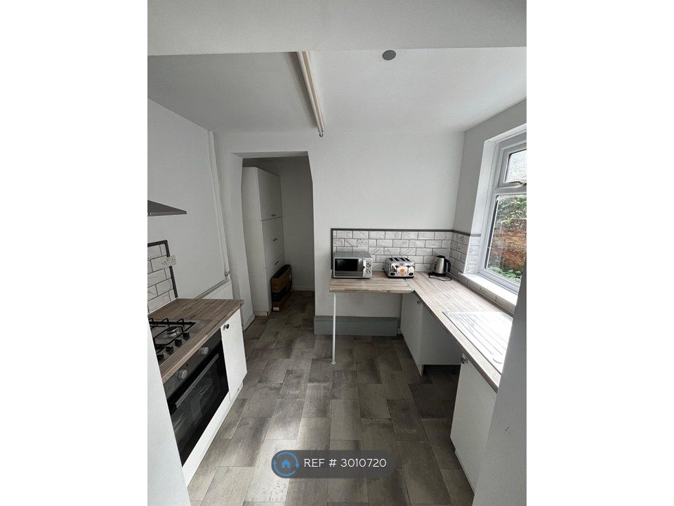 Property photo 3 of 6 Kitchen