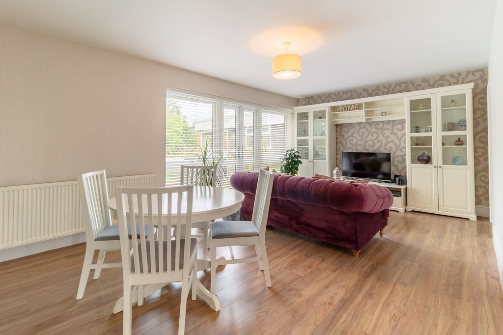 Property photo 2 of 8 15 West End liv 2